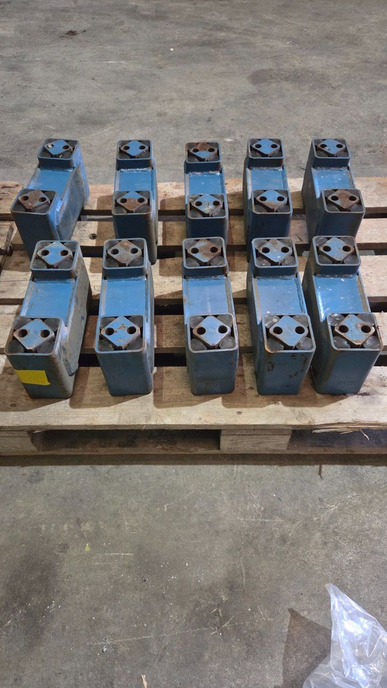 Altro per industria metallurgica: Silentblöcke / Schwingungsdämpfer / Lagerböcke – Usato da Seewen SZ venduto da Kaeppeli_Schwyz 1