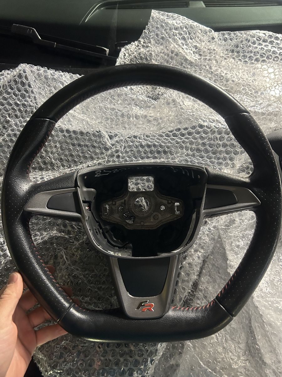 Seat Tutti pezzi di ricambio auto: Volant Seat Ibiza FR – Nuovo (secondo la descrizione) da Payerne venduto da gen_c68w 3
