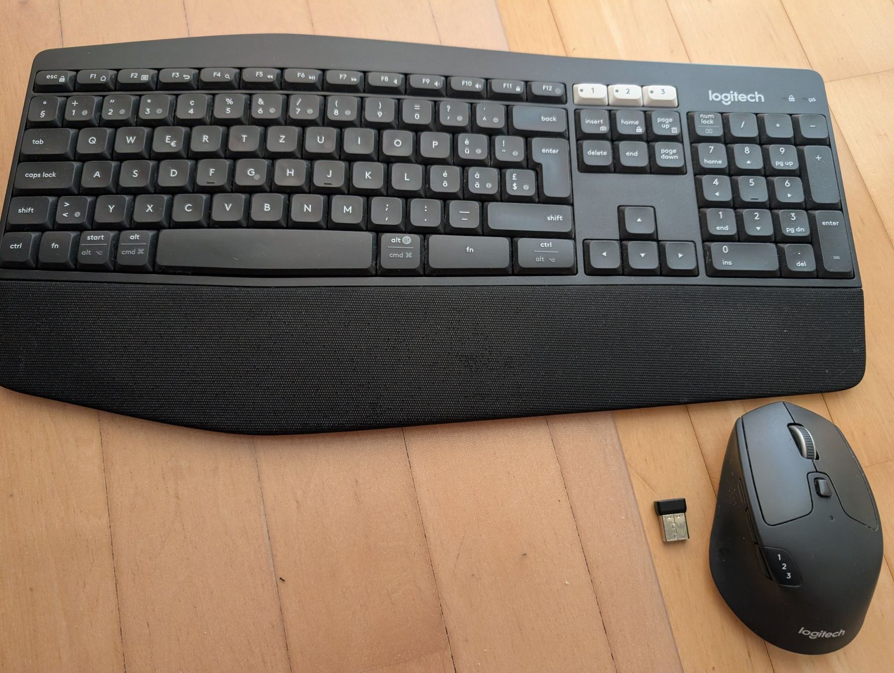 Logitech Tastaturen: Logitech Keyboard Kabellos K850 mit Maus M720 – Gebraucht aus Stans von Magas