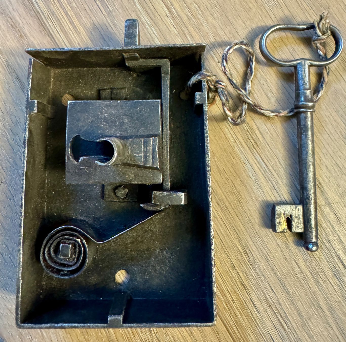 Schlösser: Antikes Türschloss mit Schlüssel – Gebraucht aus Rothrist von Luckywinner