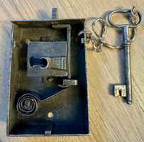 Antikes Türschloss mit Schlüssel