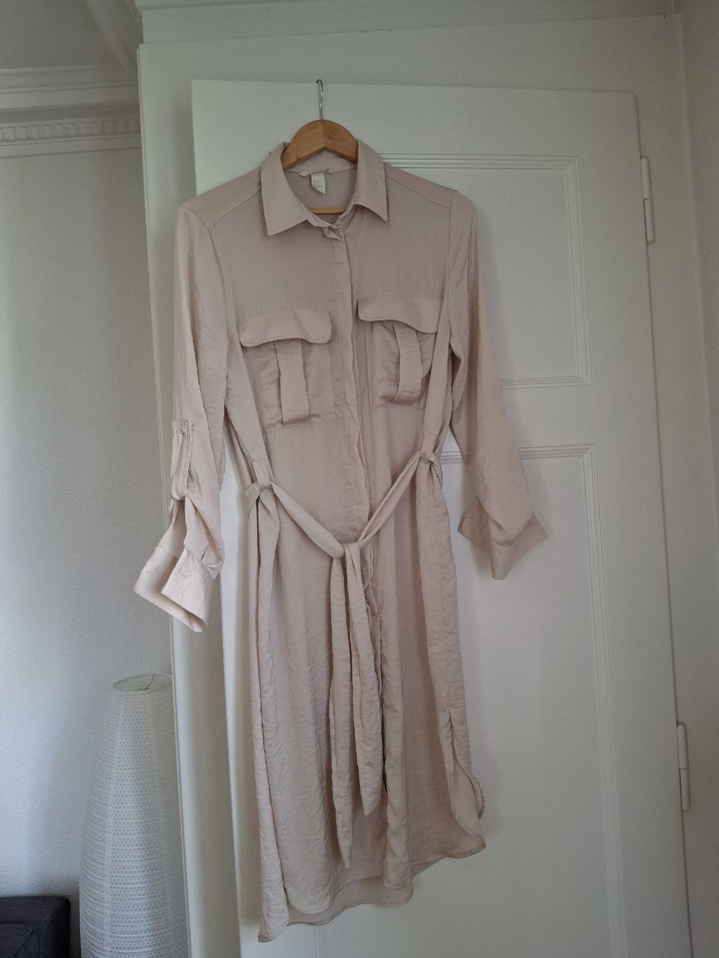 H&M Vestiti: Robe chemise H&M beige satiné S – Usato da Lausanne venduto da Cognitia