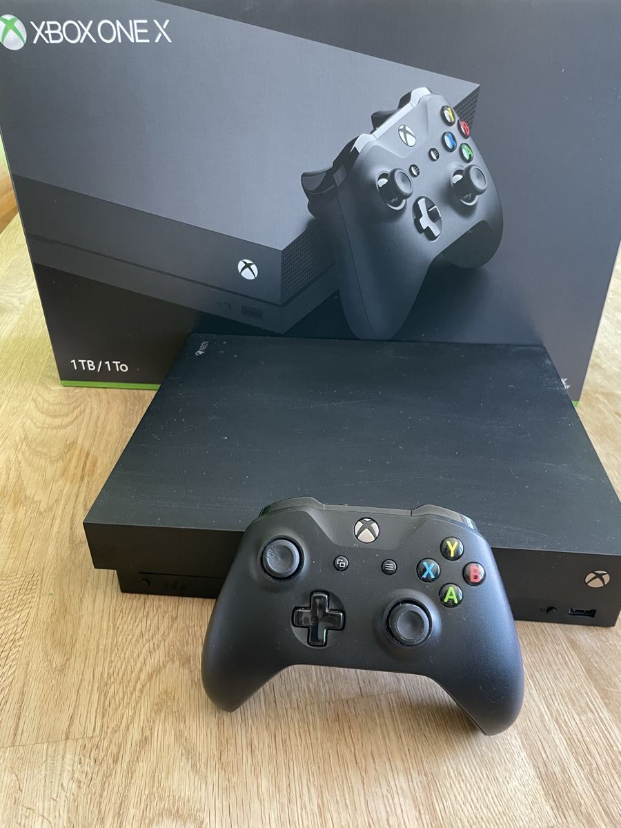 Microsoft Console: Xbox One X / 1 Controller / 8 Games – Usato da Wetzikon ZH venduto da phoeff