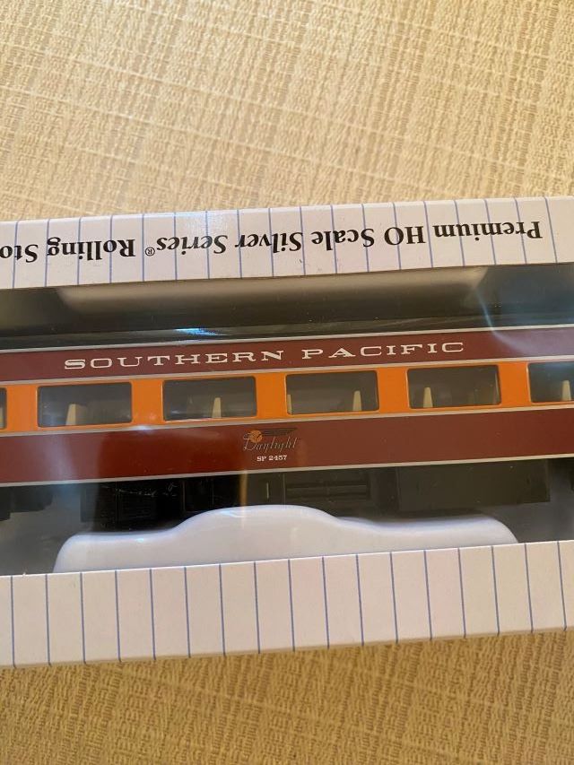 Modelleisenbahnen: H0 Bachmann 85`Smooth-Side Coach Southern Pacific Daylight. – Neu (gemäss Beschreibung) aus Diessenhofen von Albin00 1