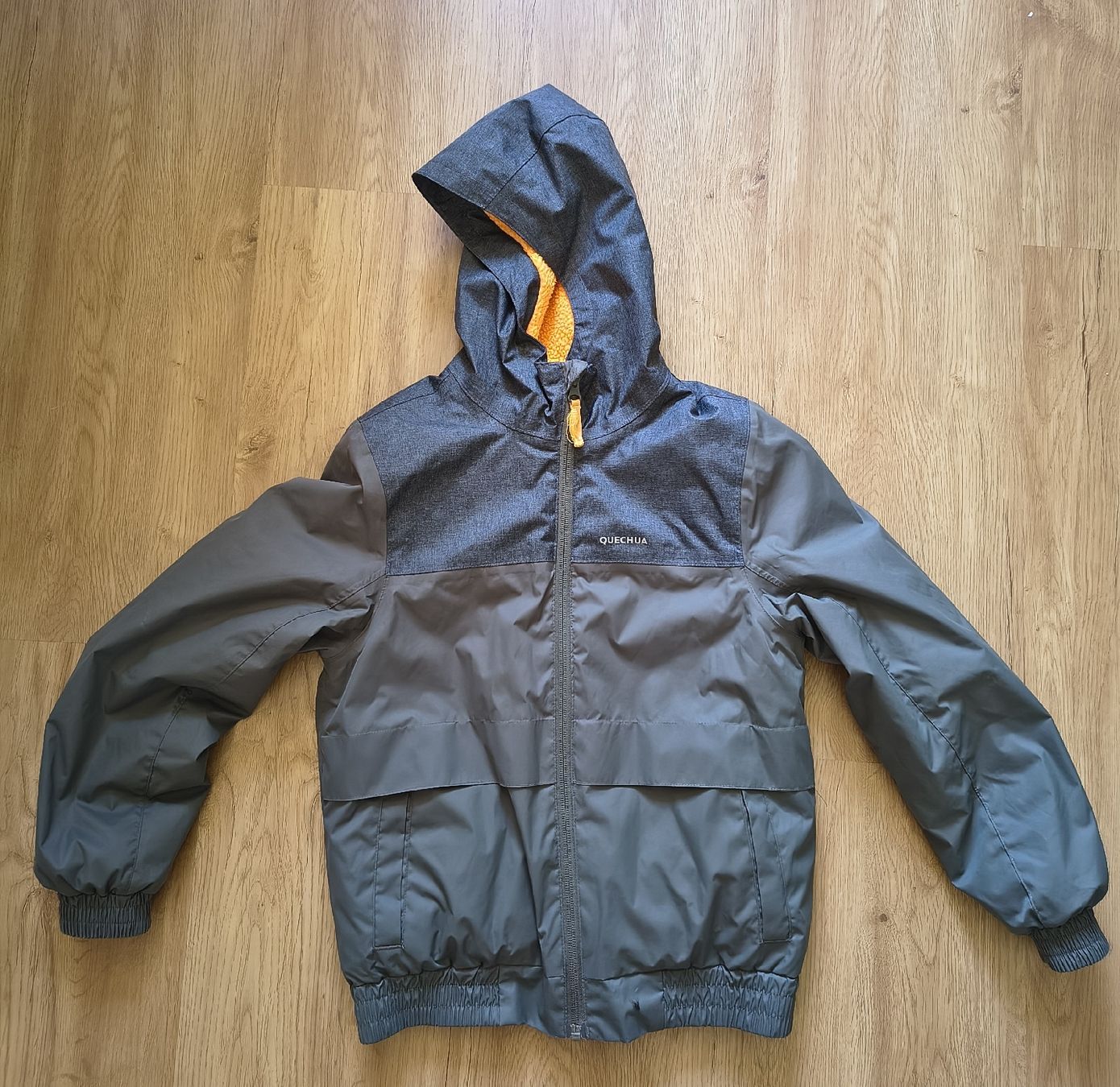 Decathlon Giacche & Cappotti: Kinderjacke Quechua orange/grau Grösse 131-140 cm – Usato da Balsthal venduto da Mnni