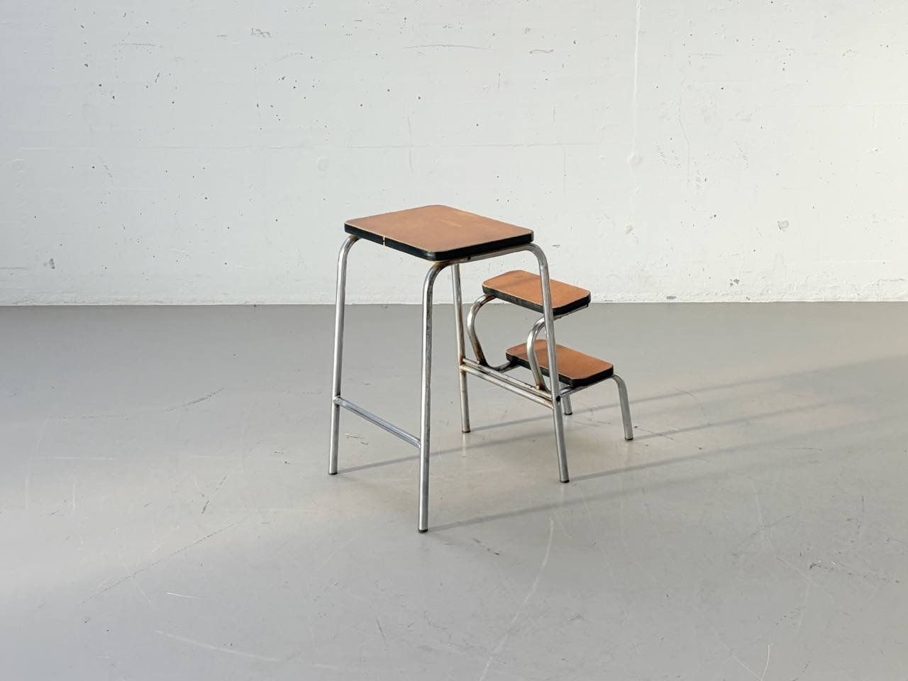 Hocker: Kelko Tritthocker mit braunem Kunstleder & Chromgestell – Gebraucht aus Zürich von LeMoege