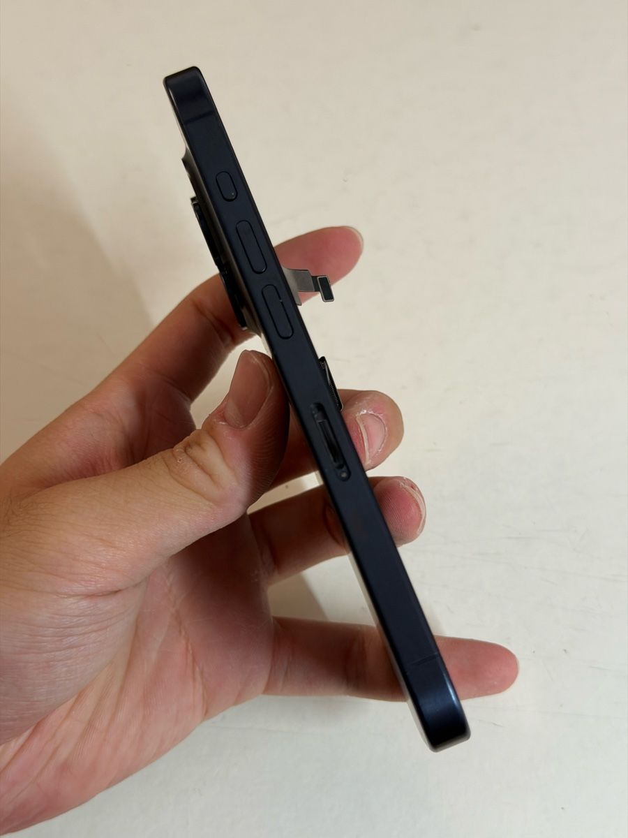 Apple Handys / Smartphones: Komplett iPhone 15 Pro Gehäuse Pulled  – Gebraucht aus Chur von beverlyone 2