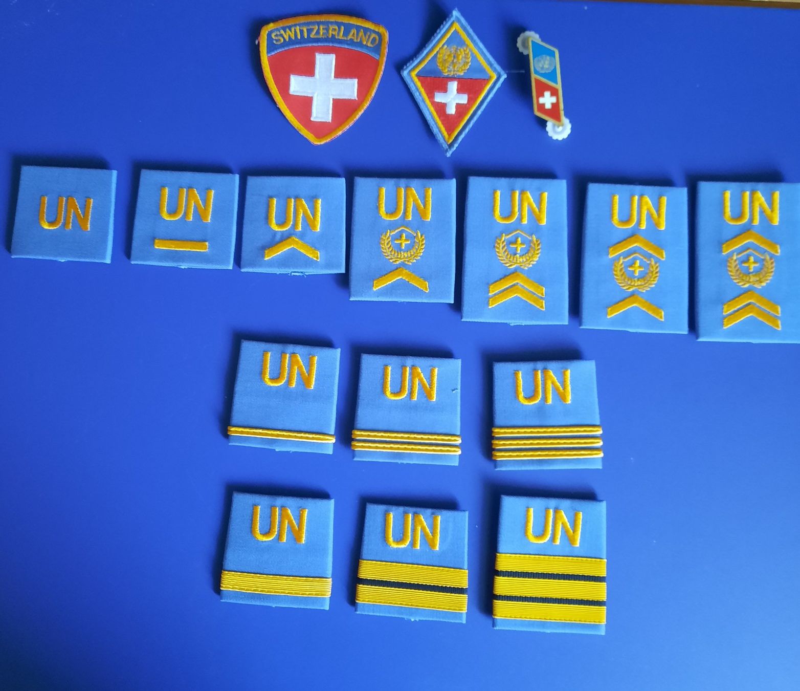 Armée suisse Plaquettes & Badges: Badges insignes U.N. complet – D'occasion à Collombey par LRJ1