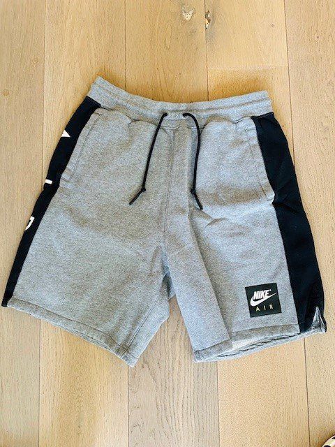 Nike Hosen: Nike Air Shorts Grösse L – Gebraucht aus Bern von howi72