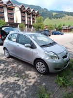 Toyota Yaris 1.3L silberfarben, 5-türig.