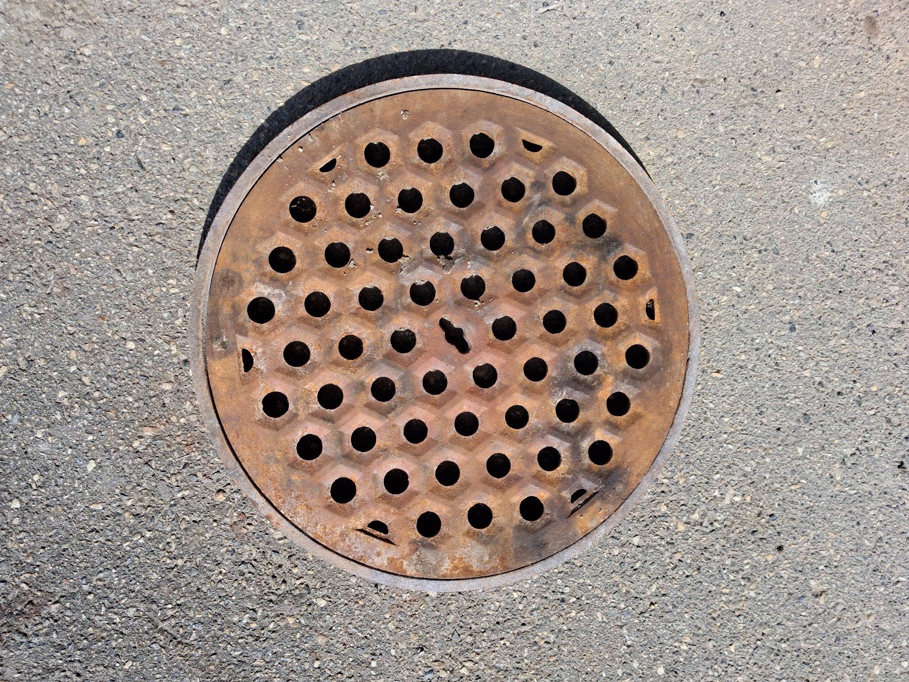 Gitter & Roste: Schachtabdeckung Guss – Gebraucht aus Wangen an der Aare von HanniW