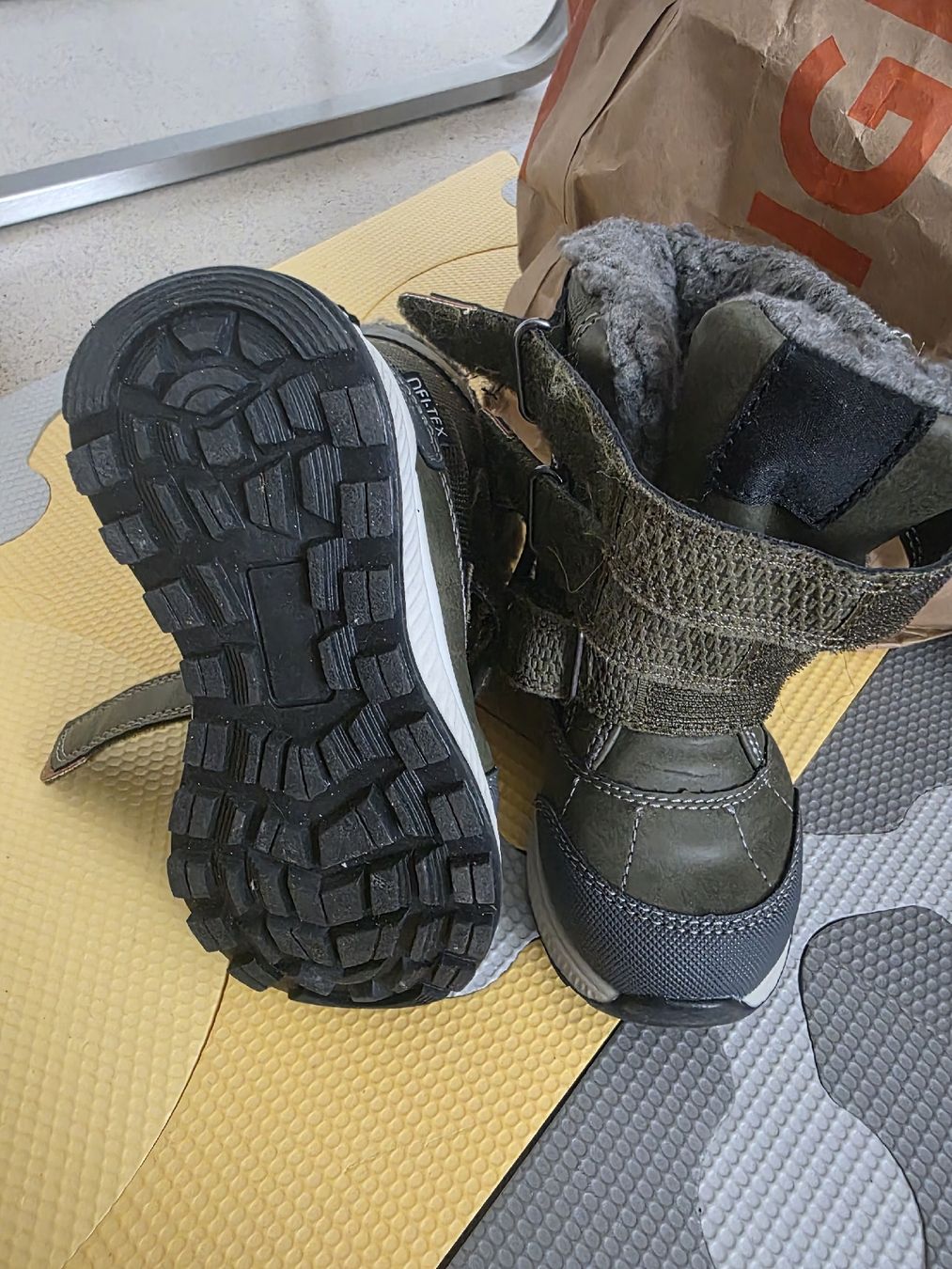 Scarpe per ragazzi: Schuhe Winter Grösse 25 – Usato da Zürich venduto da Allek 1