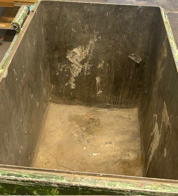 Korpus: Container mit Rollen und Deckel bemalt gebraucht – Gebraucht aus Wigoltingen von London20 2