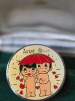 Vintage Sammler- Brosche "LOVE IS..." herzliches Motiv TOP