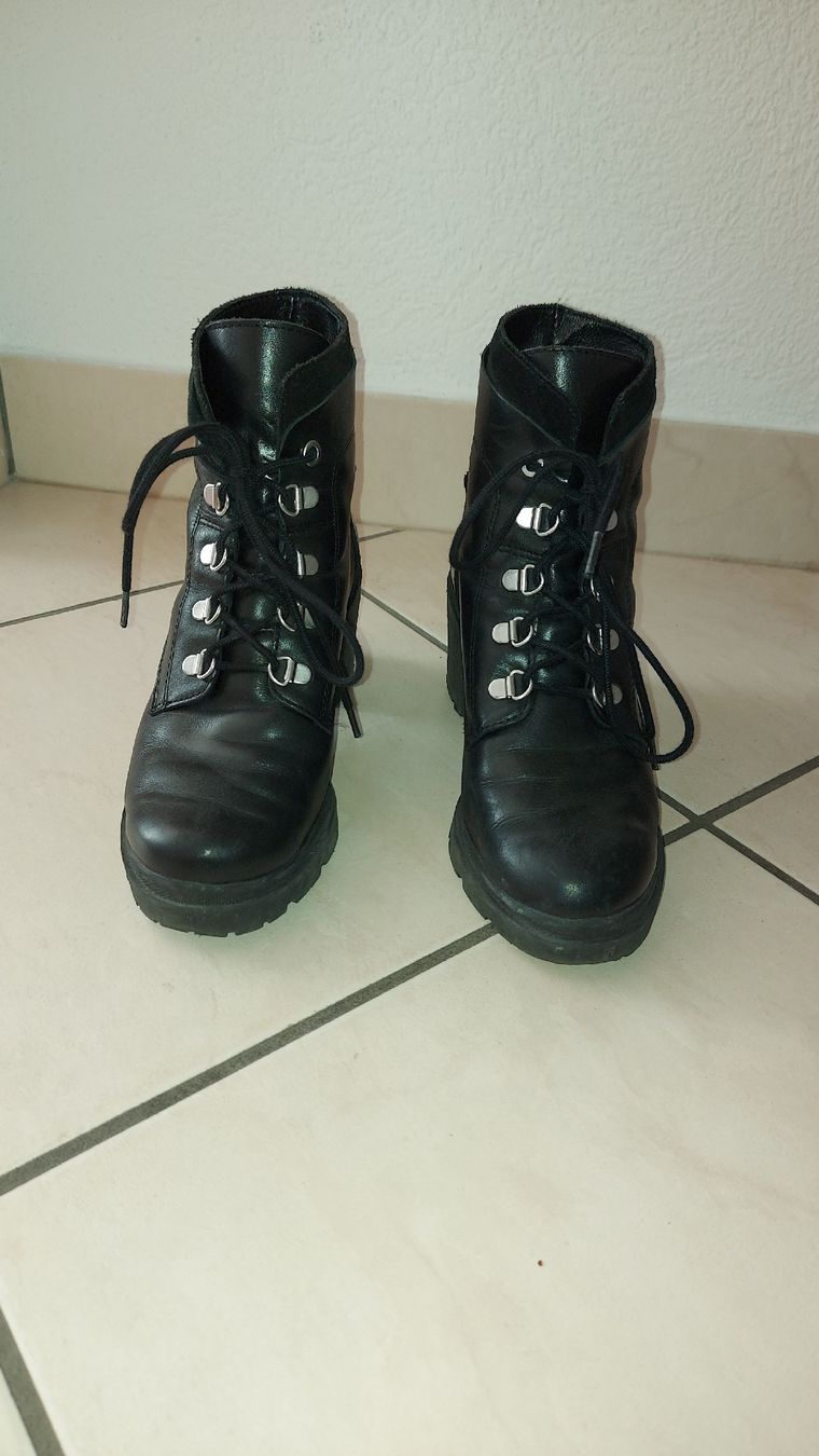 Scarpe da donna: Bottines noires à lacets cuir véritable – Usato da Sion venduto da aud_7pxl