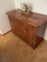 Antike Kommod e aus Nussbaum mit drei Schubladen gebraucht
