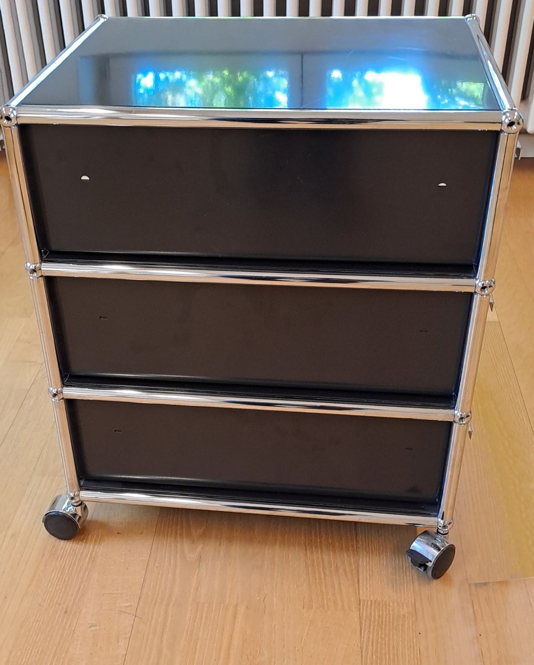 USM Cassettiere: Schöner USM Haller Rollcontainer in graphitschwarz – Usato da Winterthur venduto da altrade 2