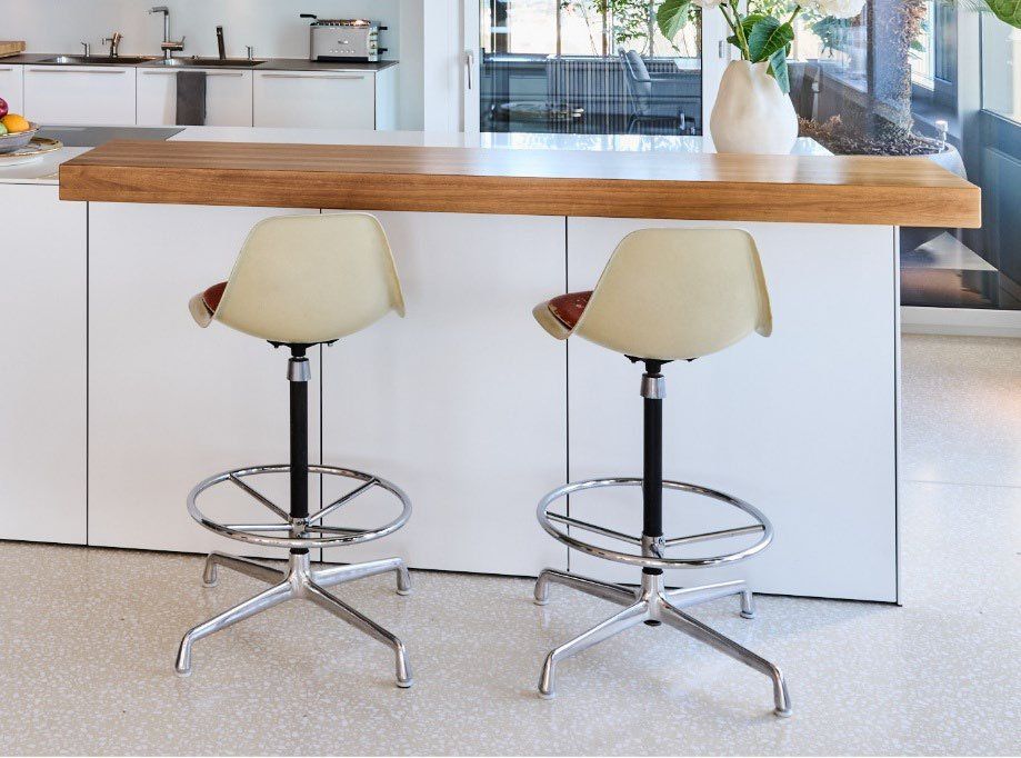 Sgabelli: Charles & Ray Eames Barstühle Fiberglas – Usato da Zürich venduto da tst_5qqr