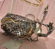 Un verre pour thé avec sous-verre en argent, unique