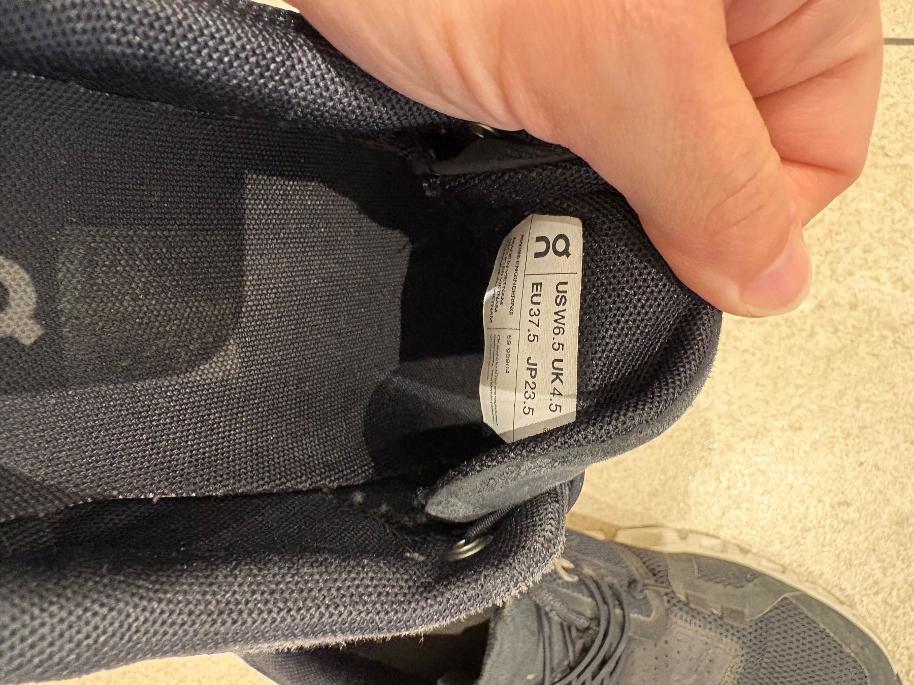 On Damenschuhe: On Cloud Laufschuhe 37.5 gebraucht – Gebraucht aus Niederbuchsiten von Mer75 2