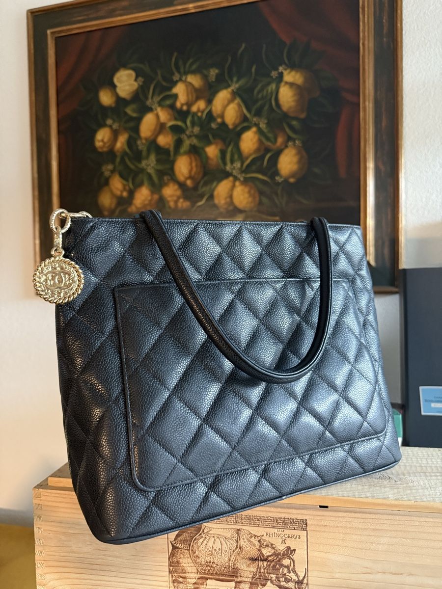 Chanel Taschen für Damen: Chanel Shopper Gestepptes schwarzes 'Caviar'-Leder – Gebraucht aus Olten von ale_nb2x 7