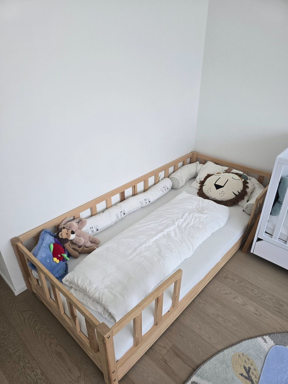 Betten: Kinderbett / Bodenbett Holz mit Rausfallschutz – Gebraucht aus Horgen von kri_hd9g