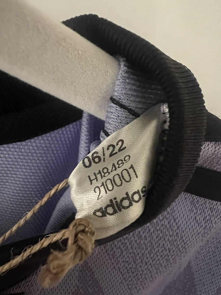 Canottiere & Pantaloni: Original Real Madrid Spezial Trikot – Nuovo e nell'imballaggio originale da Beinwil am See venduto da justin.. 3