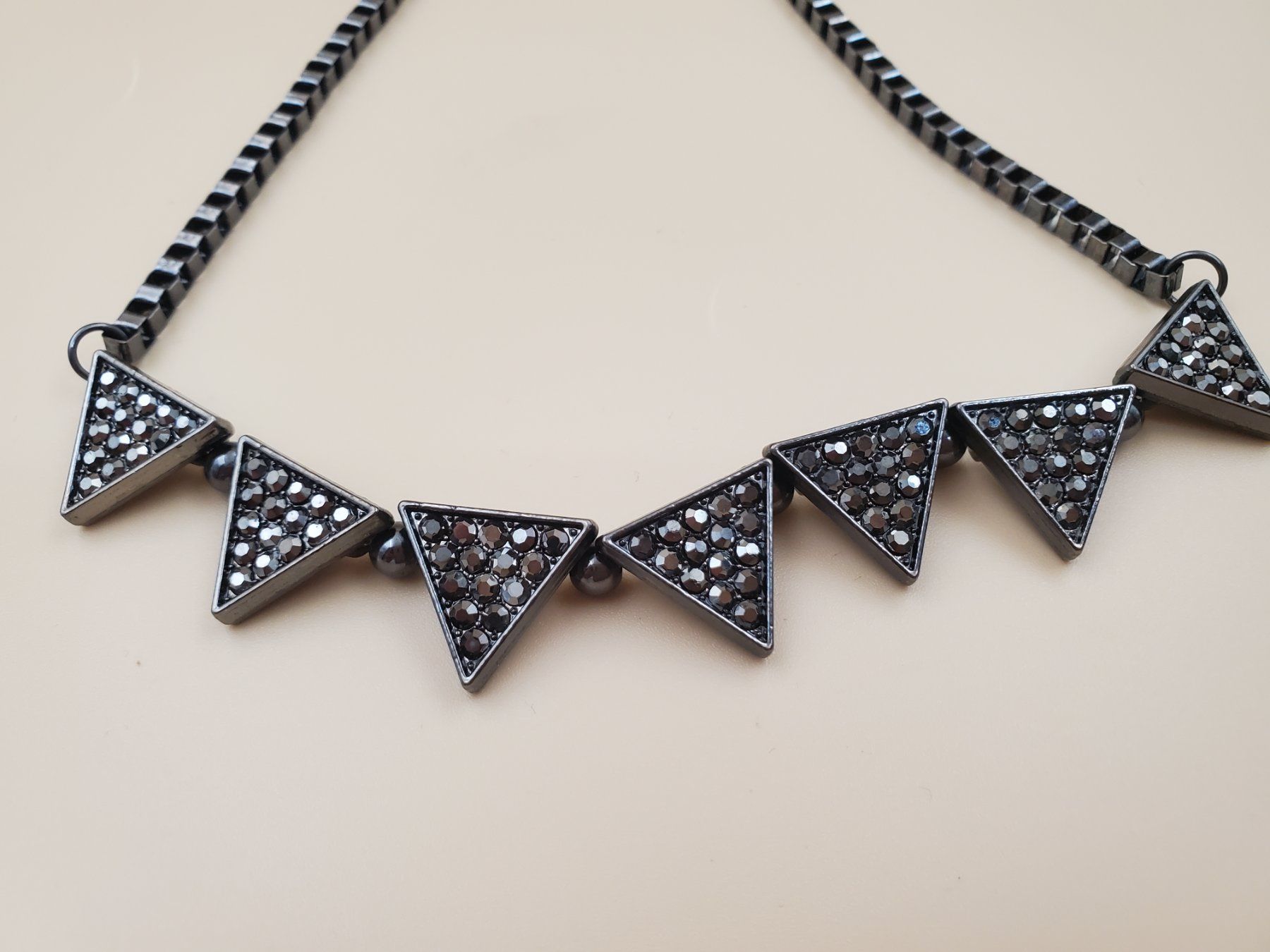 Catenine: Collier fantaisie triangle gris et noir – Usato da Rennaz venduto da La_malle_du_dauphin 1