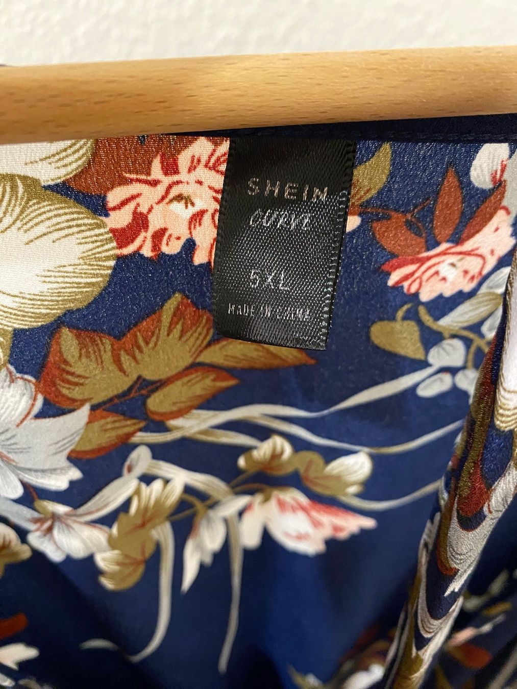 Shein Vestiti: Maxikleid mit Blumendesign navy Gr. 54 / 5XL – Usato da Pratteln venduto da a23_j2gs 8