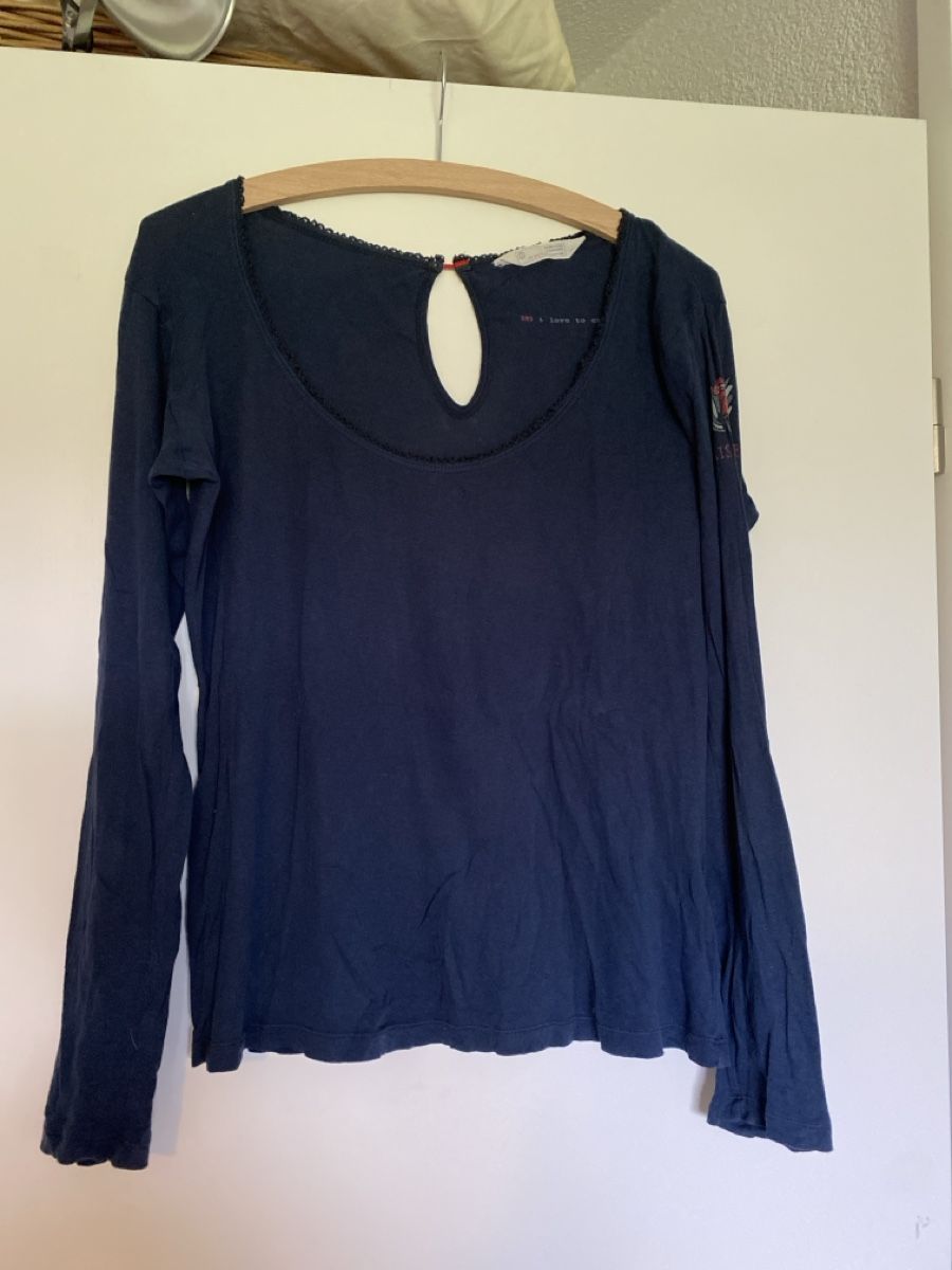 Odd Molly Top: Dunkelblaues Langarmshirt mit Rosenmuster, Grösse m – Usato da Nänikon venduto da Hannelorete