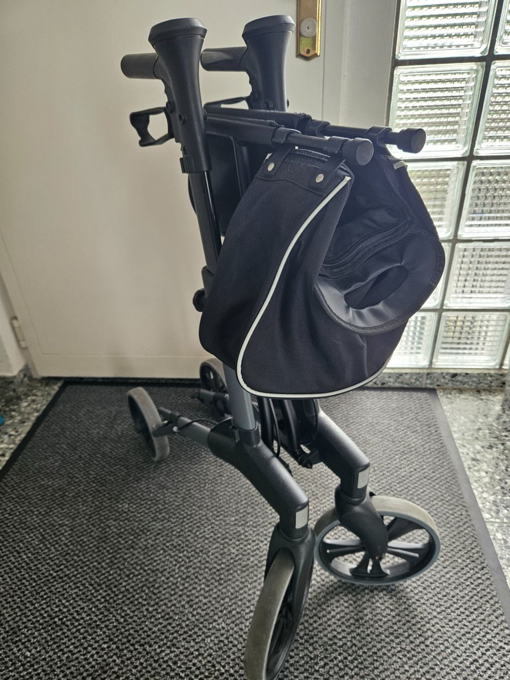 Ausili per la deambulazione: Aldi Rollator fast neu – Usato da Egg b. Zürich venduto da redhev123 1