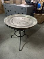 Runder Metalltisch mit Tablett | LIQUIDATIONSVERKAUF