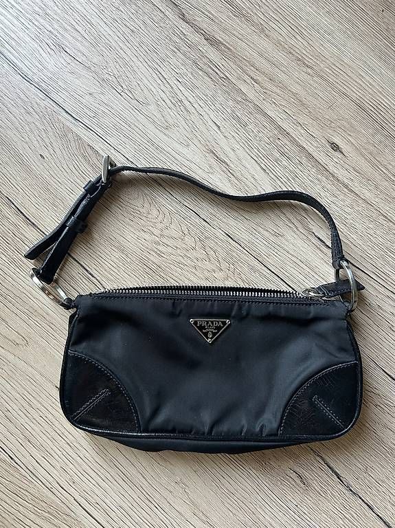 Borse da donna: Vintage Re-edition Prada  – Usato da Lugano venduto da jes_72vl
