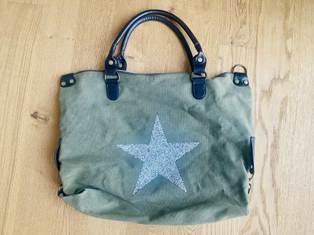 Trendige Khaki Tasche mit Stern - Ideal für den Sommer!