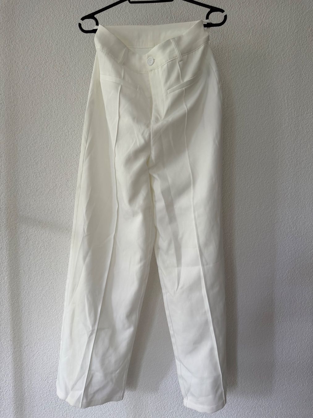 Pantaloni: Cider High Waist White Pants - XS – Nuovo e nell'imballaggio originale da Gränichen venduto da Domsiiiii