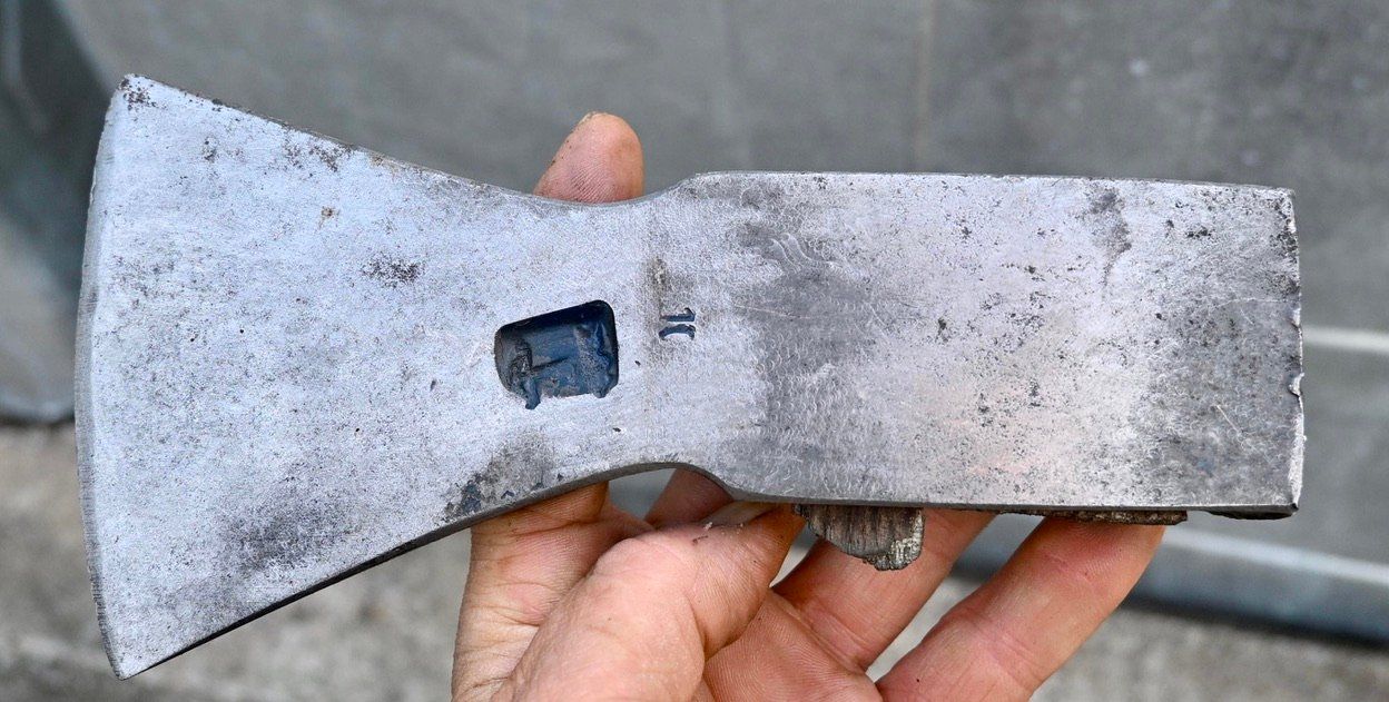 Tutti gli attrezzi: alter Schweizer Beil- Axtkopf punziert mit Armbrust & 10 – Usato da Pfaffhausen venduto da mono_rec 2