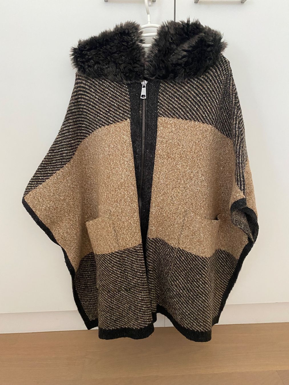 Zara Cappotti: 3/4 Arm Poncho (Gr. M) – Usato da Schlieren venduto da vivid_wrld