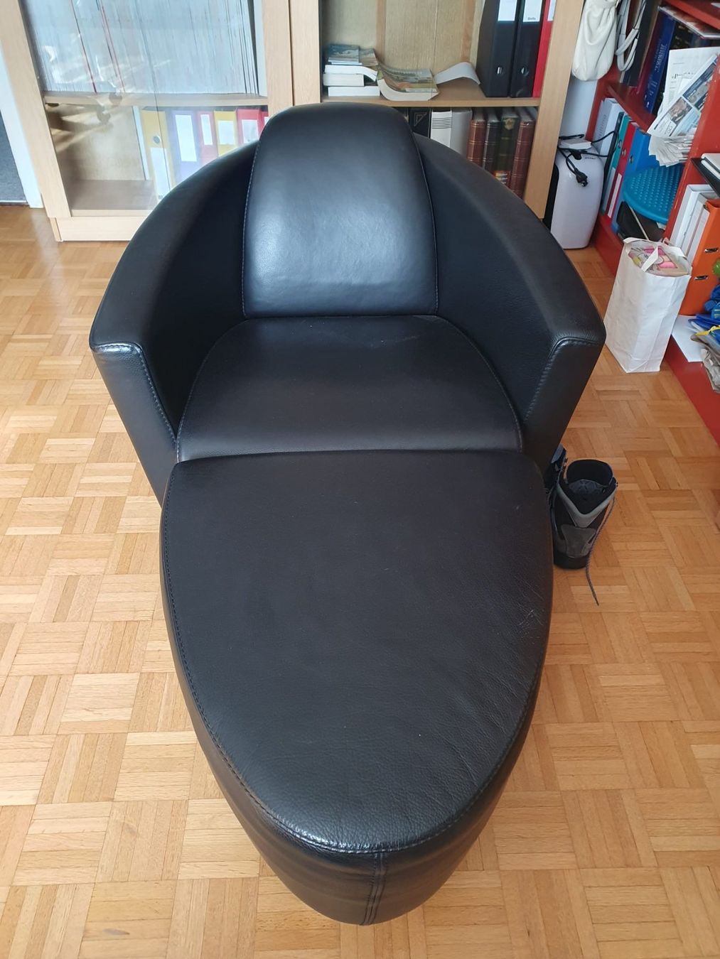 Poltrone: Designer Leder Sessel mit Hocker, schwarz – Usato da Basel venduto da baschi50 1
