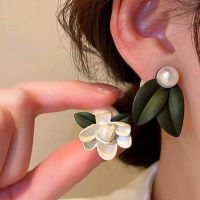 Asymmetrische Ohrringe mit Blumen und Blättern