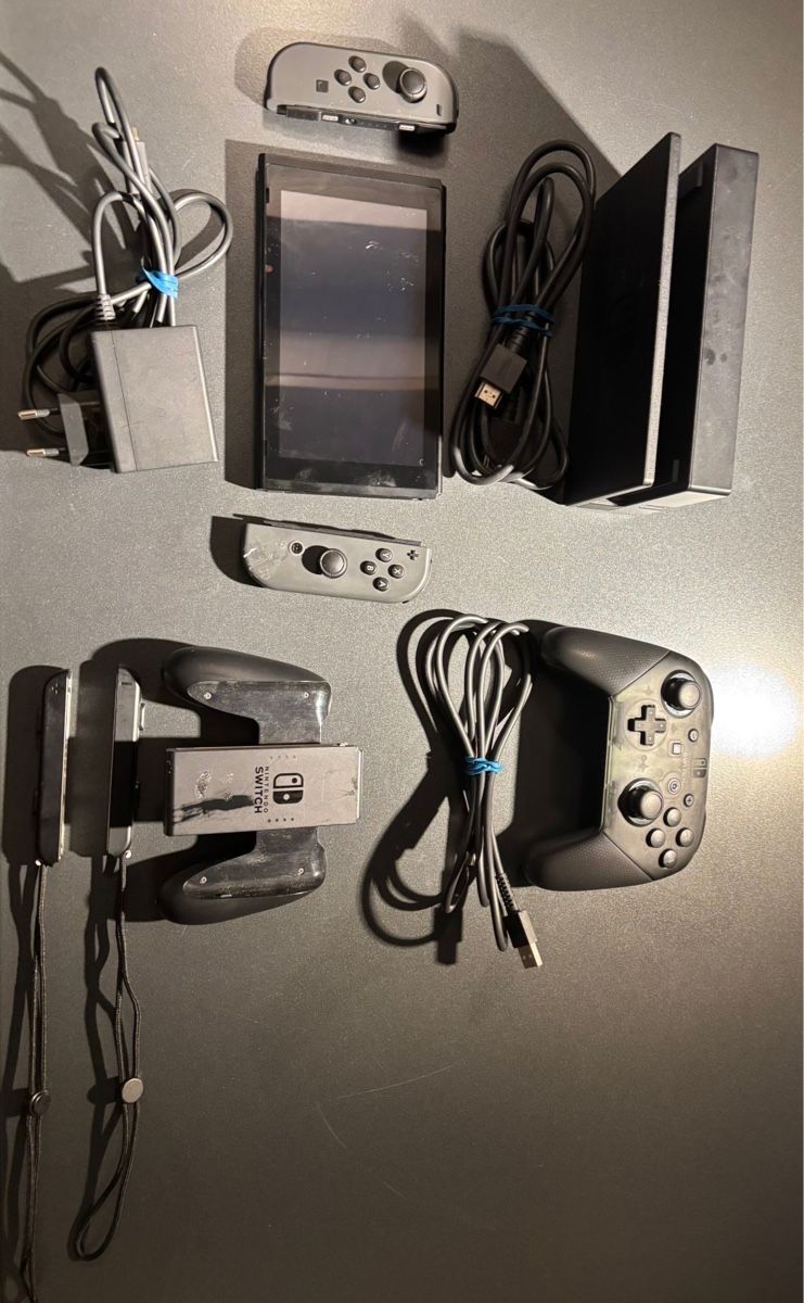 Nintendo Console: Nintendo Switch Konsole mit Zubehör – Nuovo (secondo la descrizione) da Laufen venduto da Gwitterchischte