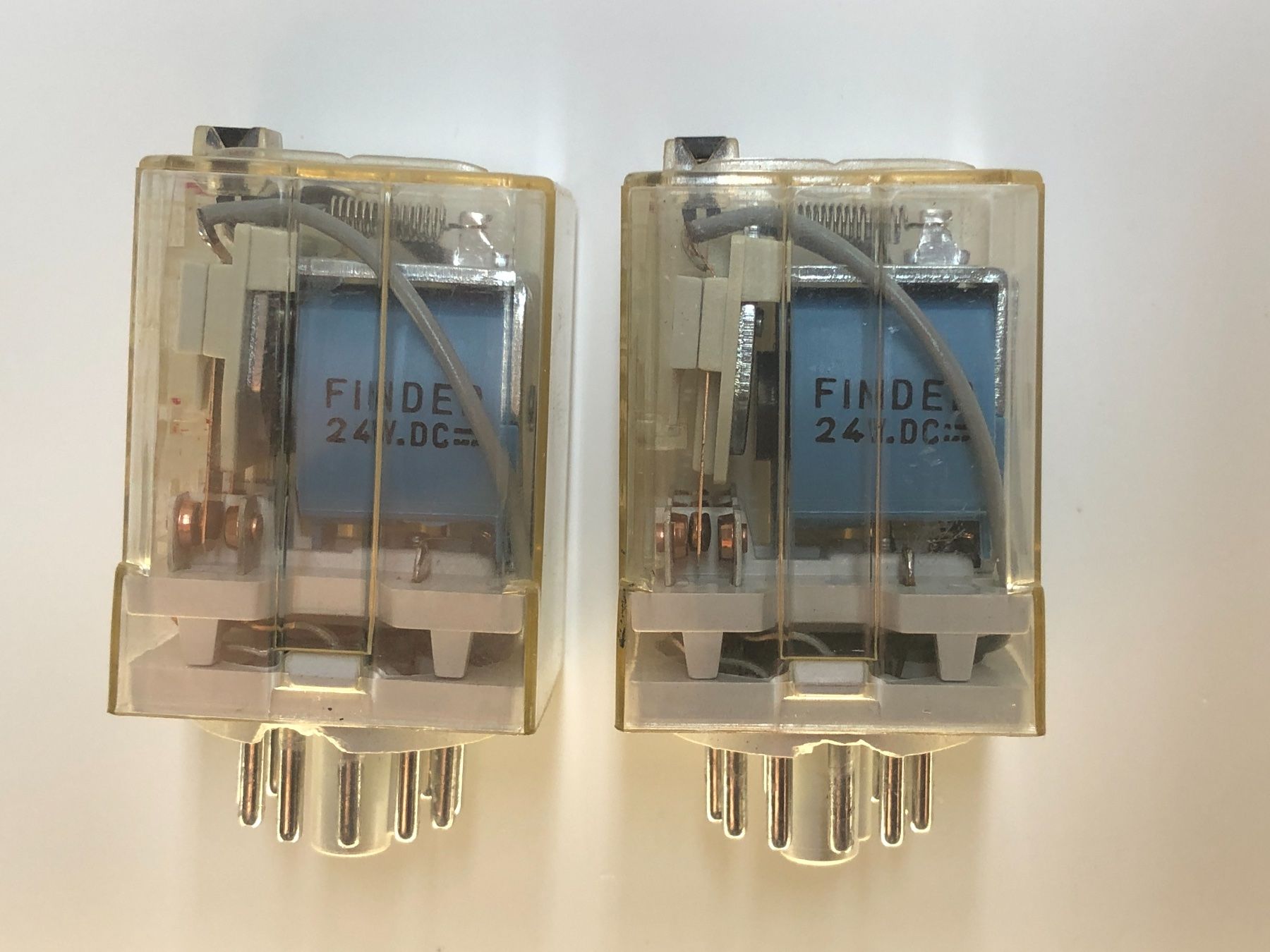 Elektronikbauteile: 2 Relais mit Sockel  //  Type 60.13  //  Spule 24V DC – Gebraucht aus Bergdietikon von Garak 5