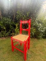 2 rote Stühle mit Blumenmuster Sitzfläche geflochten