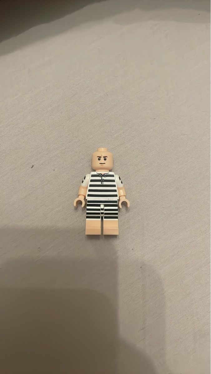 Lego Giocattoli: LEGO Figur: Mann mit gestreiftem Shirt – Usato da Winterthur venduto da LaManoDeDioz