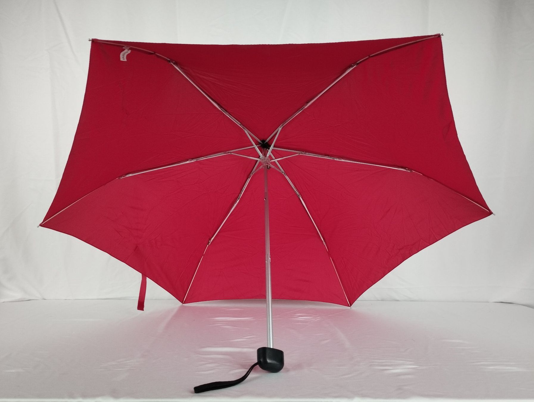 Ombrelli: GLOBUS Regenschirm rot – Usato da Schübelbach venduto da Restwert_Schubelbach 1