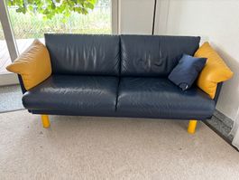 2x Ledersofa dunkelblau mit gelben Fussen guter Zustand