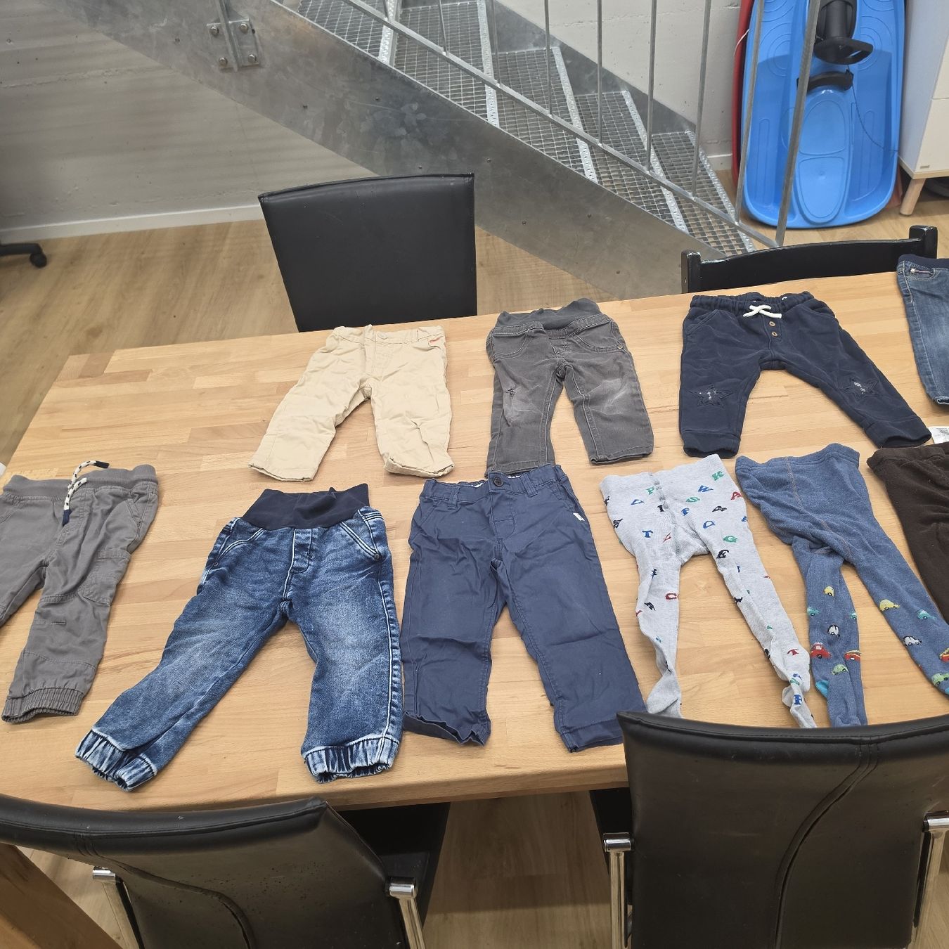 Ensembles coordonnés: Kinderkleider-Paket Gr. 80 – Hosen, Pullover & Shirts – D'occasion à St. Gallen par baenziger27 3