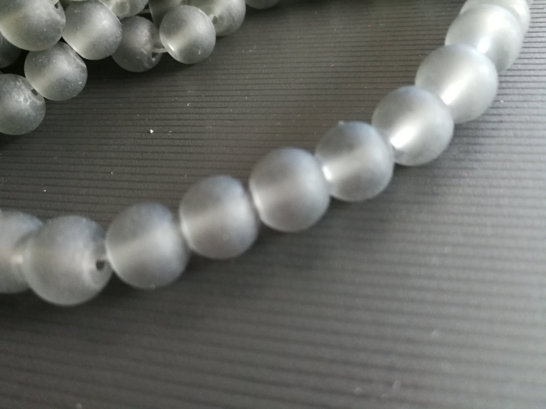 Perlen (unechte): Glasperlen grau 8mm matt gefrostet 1 Strang – Neu (gemäss Beschreibung) aus Alpnachstad von perlengaby