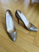 Escarpins Louboutin beiges en cuir verni taille 41