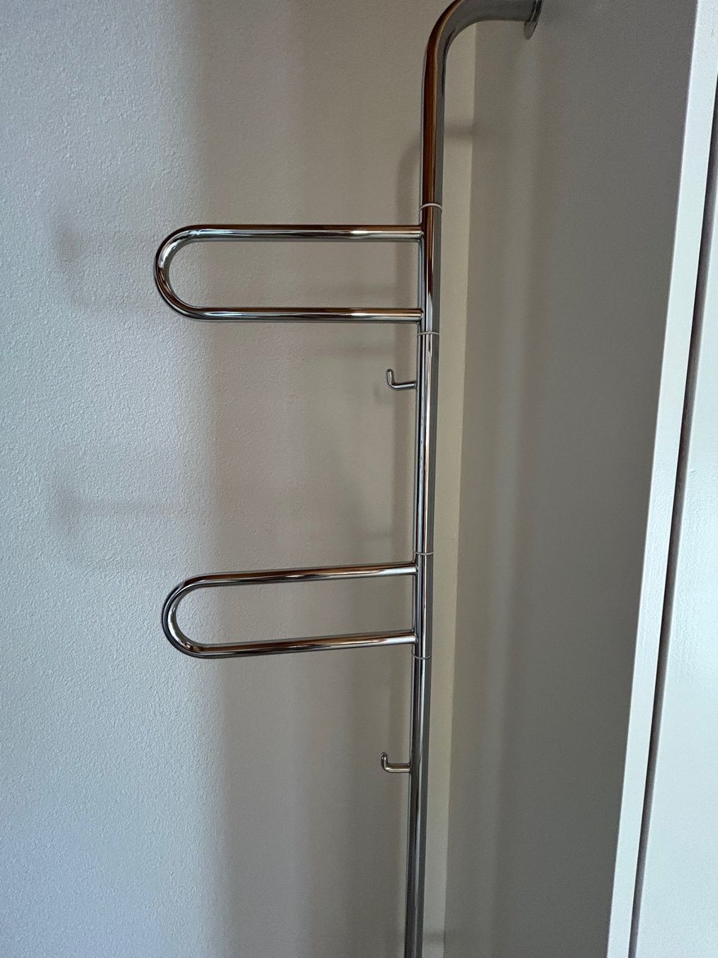 Garderobe: Garderobe Chrom stehend 2-armig gebraucht – Gebraucht aus Untereggen von mara15 2