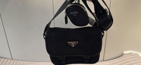 Prada Messenger Bag aus Re-Nylon mit Saffiano-Lederdetails